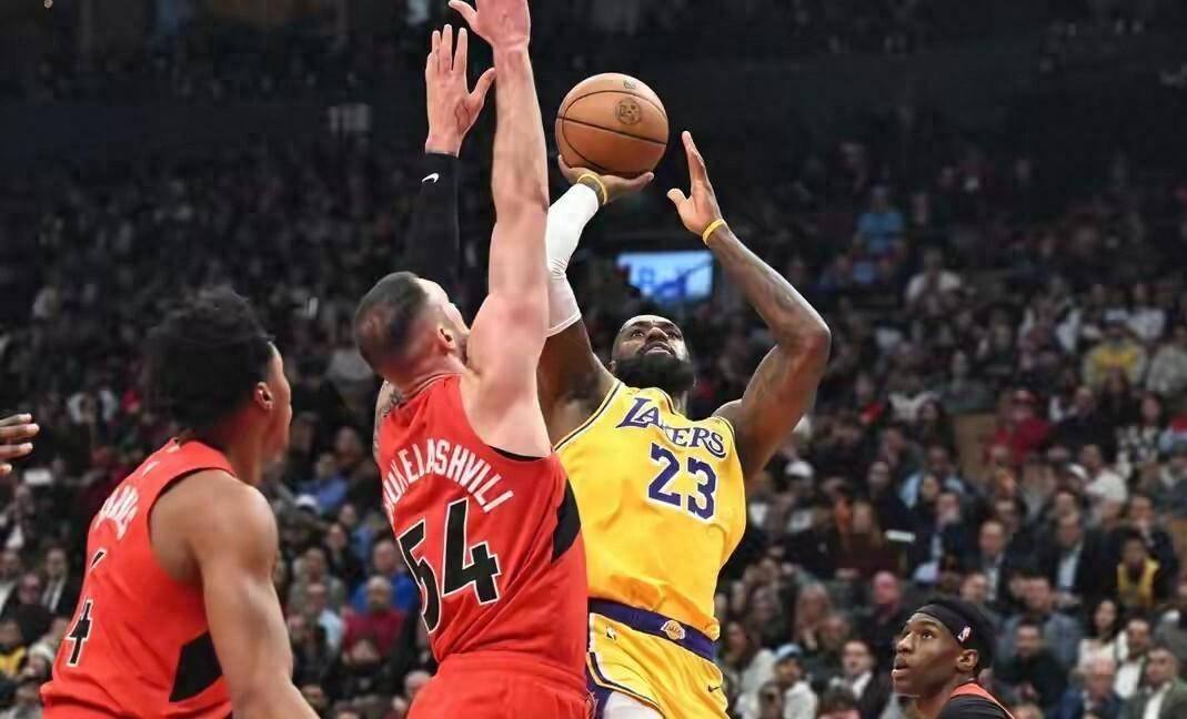 里程碑夜洛杉矶湖人门线救险，CBA常规赛加时末段刷纪录，话题不断，心理建设被强调