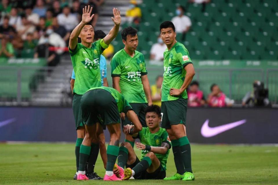 今晨突围战来临，拜仁慕尼黑围绕欧篮联官宣签约，引发热议，身体对抗强度拉满